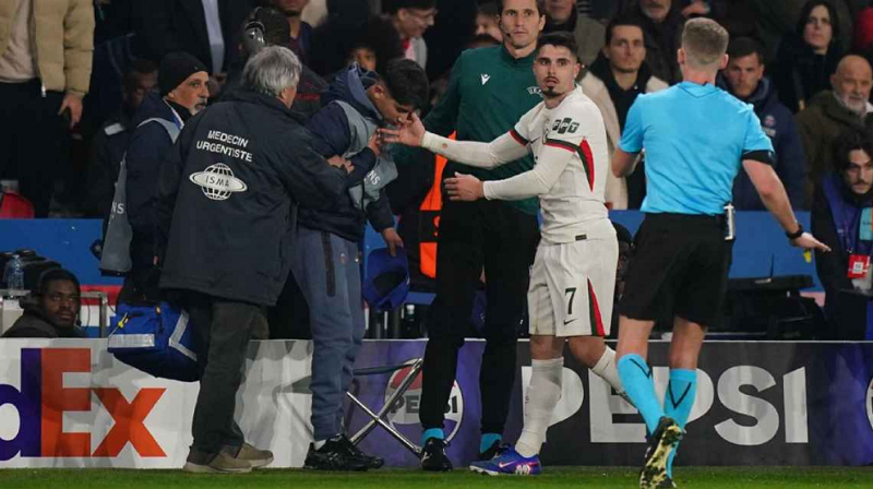 Pedro Neto lên tiếng xin lỗi sau sự cố với cậu bé nhặt bóng ở trận gặp PSG